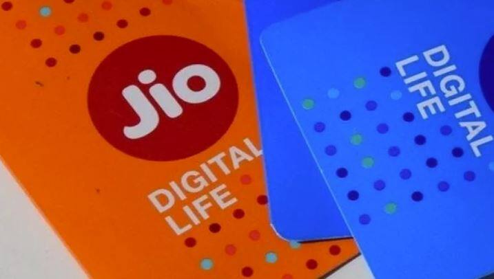 ਰਿਲਾਂਇੰਸ ਜੀਓ ਦਾ ਹੀ 299 ਰੁਪਏ ਦਾ ਪਲਾਨ ਹਰ ਰੋਜ਼ 3 ਜੀਬੀ ਡਾਟਾ, ਅਨਲਿਮਟਿਡ ਵਾਈਸ ਕਾਲਿੰਗ ਤੇ 100 ਐਸਐਮਐਸ 28 ਦਿਨਾਂ ਲਈ ਦੇ ਰਿਹਾ ਹੈ।