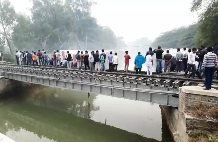 bathinda chhath pooja on railway track ਨਹੀਂ ਟਲ਼ਦੇ ਲੋਕ! ਬਠਿੰਡਾ ’ਚ ਰੇਲਵੇ ਟਰੈਕ ’ਤੇ ਛਠ ਪੂਜਾ