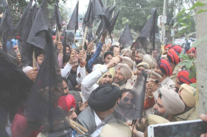 ਵਜੀਫ਼ੇ ਖੁਣੋਂ ਦਾਖ਼ਲੇ ਤੋਂ ਵਿਰਵੇ ਦਲਿਤ ਵਿਦਿਆਰਥੀਆਂ ਦੇ ਹੱਕ 'ਚ ਨਿੱਤਰੇ ਸੁਖਬੀਰ-ਮਜੀਠੀਆ