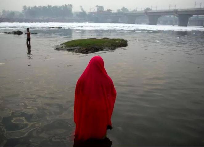 ਇੱਕ ਹੋਰ ਤਸਵੀਰ ਸਾਹਮਣੇ ਆਈ ਹੈ ਜਿਸ ‘ਚ ਇੱਕ ਔਰਤ ਭਗਵਾਨ ਭਾਸਕਰ ਦੀ ਪੂਜਾ ਕਰ ਰਹੀ ਹੈ। ਛੱਠ ਲਈ ਲੋਕਾਂ ਦੀ ਇੰਨੀ ਸ਼ਰਧਾ ਹੈ ਕਿ ਉਹ ਕੋਈ ਵੀ ਅਸੁਵਿਧਾ ਨੂੰ ਨਜ਼ਰਅੰਦਾਜ਼ ਕਰ ਦਿੰਦੇ ਹਨ।