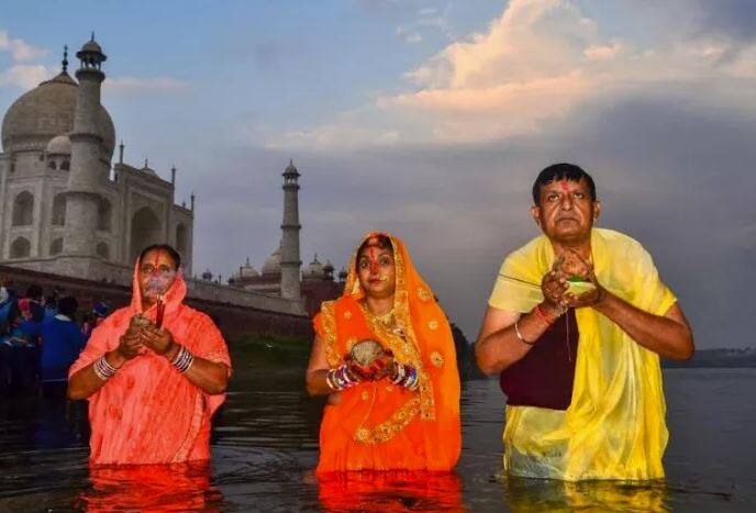 ਤਾਜ ਮਹਲ ਦੇ ਪਿੱਛੇ ਵੀ ਔਰਤਾਂ ਨੇ ਛੱਠ ਦਾ ਤਿਓਹਾਰ ਮਨਾਇਆ। ਇੱਥੇ ਵੀ ਔਰਤਾਂ ਨੂੰ ਗੰਦੇ ਪਾਣੀ ‘ਚ ਖੜ੍ਹਾ ਹੋਣਾ ਪਿਆ।