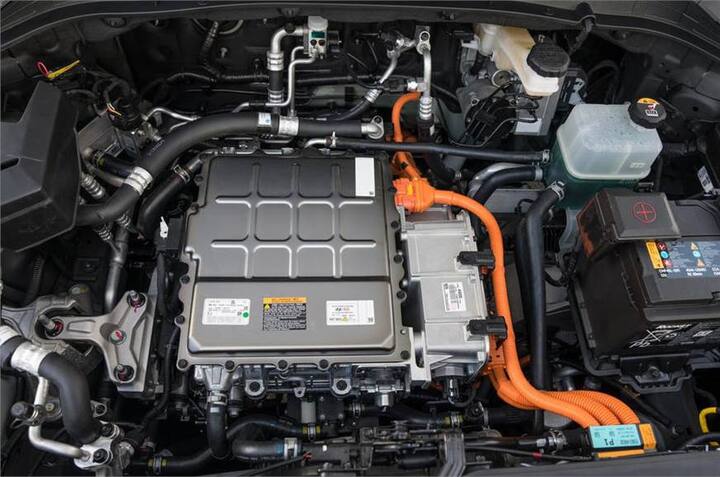 ਕੋਨਾ ਨੂੰ 39.2 ਕੇਡਬਲਿਊਐਚ ਬੈਟਰੀ ਪੈਕ ਨਾਲ ਉਤਾਰਿਆ ਜਾਵੇਗਾ, ਜੋ ਇੱਕ ਵਾਰ ਚਾਰਜ ਹੋਣ 'ਤੇ 312 ਕਿਲੋਮੀਟਰ ਦਾ ਸਫ਼ਰ ਤੈਅ ਕਰੇਗੀ। ਇਸ ਦੇ ਨਾਲ ਹੀ ਸਲੋ-ਹੋਮ ਚਾਰਜਰ ਮਿਲੇਗਾ ਜੋ ਕਾਰ ਨੂੰ ਛੇ ਤੋਂ ਅੱਠ ਘੰਟਿਆਂ ਵਿੱਚ 80% ਤਕ ਚਾਰਜ ਕਰੇਗਾ। 