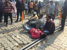 ਸਰਕਾਰ ਤੋਂ ਬਕਾਇਆ ਲੈਣ ਲਈ ਰੇਲਵੇ ਟਰੈਕ ’ਤੇ ਲੰਮੇ ਪਏ ਕਿਸਾਨ