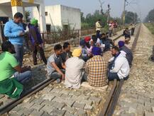 ਸਰਕਾਰ ਤੋਂ ਬਕਾਇਆ ਲੈਣ ਲਈ ਰੇਲਵੇ ਟਰੈਕ ’ਤੇ ਲੰਮੇ ਪਏ ਕਿਸਾਨ
