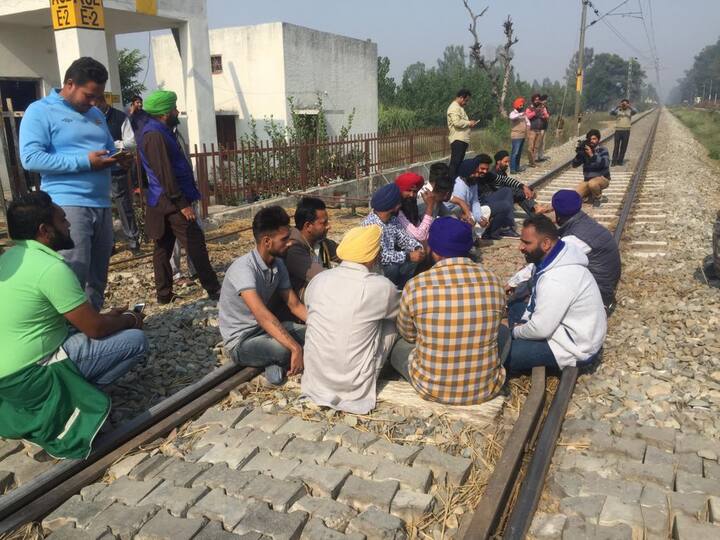 ਗੰਨਾ ਕਿਸਾਨ ਸਰਕਾਰ ਵੱਲ ਬਕਾਇਆ ਰਕਮ ਲੈਣ ਲਈ ਸਰਕਾਰ ਦਾ ਵਿਰੋਧ ਕਰ ਰਹੇ ਹਨ।