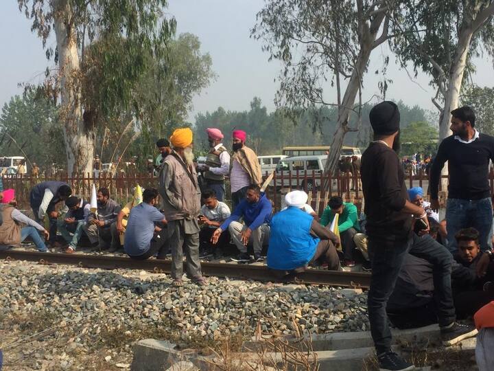 ਜੰਲਧਰ-ਪਠਾਨਕੋਟ ਹਾਈਵੇ 'ਤੇ ਧਰਨਾ ਲਾਇਆ ਗਿਆ। ਇਸ ਦੌਰਾਨ ਕਿਸਾਨਾਂ ਨੇ ਹਾਈਵੇ ਦੇ ਦੋਵੇਂ ਪਾਸਿਓਂ ਟ੍ਰੈਫਿਕ ਰੋਕ ਕੇ ਰੱਖਿਆ।