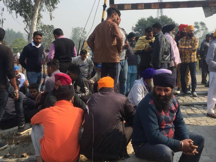 ਹੁਣ ਕਿਸਾਨਾਂ ਨੇ ਰੇਲਵੇ ਟਰੈਕ ਵੀ ਜਾਮ ਕਰ ਦਿੱਤਾ ਹੈ। ਕਿਸਾਨ ਬਕਾਇਆ ਰਕਮ ਜਾਰੀ ਕਰਨ ਦੀ ਮੰਗ ਕਰ ਰਹੇ ਹਨ।