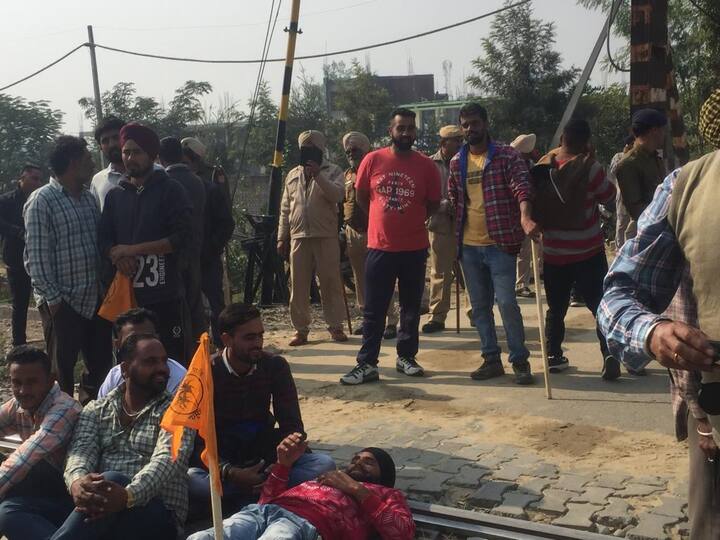 ਨਾ ਕਾਂਗਰਸ ਸਰਕਾਰ ਕੁਛ ਕਰ ਰਹੀ ਹੈ ਤੇ ਨਾ ਹੀ ਪਿਛਲੀ ਅਕਾਲੀ ਬੀਜੇਪੀ ਸਰਕਾਰ ਨੇ ਕੁਝ ਕੀਤਾ।