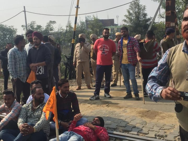 ਮੋਦੀ ਸਰਕਾਰ ਵੀ ਕਿਸਾਨਾਂ ਦੇ ਮਸਲਿਆਂ ’ਤੇ ਫੇਲ੍ਹ ਹੈ। ਉਨ੍ਹਾਂ ਕਿਹਾ ਕਿ ਸਰਕਾਰ ਮੰਗਾਂ ਨਾ ਮੰਨ ਕੇ ਖੁਦ ਕਿਸਾਨਾਂ ਨੂੰ ਧਰਨਾ ਲਾਉਣ ਲਈ ਮਜਬੂਰ ਕਰ ਰਹੀ ਹੈ