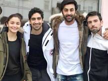 ਫ਼ੋਨ ‘ਚ ਖੁੱਭੇ ਰਣਬੀਰ ਨੂੰ ਦੇਖ ਆਲਿਆ ਹੋਈ ਉਦਾਸ..! 