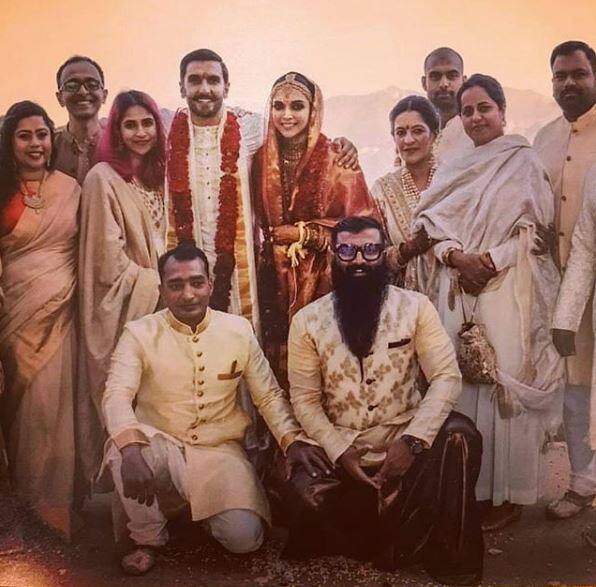 ਇਨ੍ਹਾਂ ਤਸਵੀਰਾਂ ‘ਚ ਰਣਵੀਰ ਦੇ ਹੇਅਰ-ਸਟਾਈਲੀਸਟ, ਮੇਕਅੱਪ ਸਟਾਈਲੀਸਟ ਦੇ ਨਾਲ ਦੀਪਿਕਾ ਦੀ ਮੇਕਅੱਪ ਅਤੇ ਹੇਅਰ-ਸਟਾਇਲੀਸਟ ਟੀਮ ਵੀ ਜ਼ਨਰ ਆ ਰਹੀ ਹੈ। ਪੂਰੀ ਟੀਮ ਹੀ ਤਸਵੀਰਾਂ ‘ਚ ਨਜ਼ਰ ਆ ਰਹੀ ਹੈ।