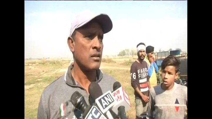 ਪ੍ਰਤੱਖਦਰਸ਼ੀ ਉੱਤਮ ਸਿੰਘ ਨੇ ਦੱਸਿਆ ਕਿ ਐਤਵਾਰ ਸਵੇਰੇ 11 ਕੁ ਵਜੇ ਦੋ ਮੋਟਰਸਾਈਕਲ ਸਵਾਰ ਨਿਰੰਕਾਰੀ ਭਵਨ ਦੇ ਡੇਰੇ ਦੇ ਮੁੱਖ ਗੇਟ ਕੋਲ ਆਏ। 