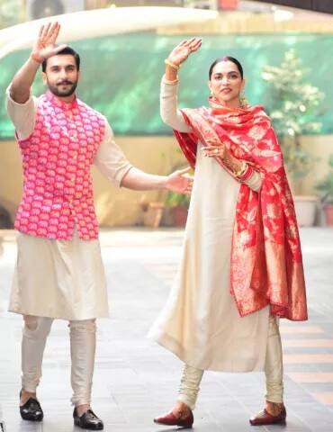 ਇਟਲੀ ਵਿੱਚ ਵਿਆਹ ਮਗਰੋਂ ਬਾਲੀਵੁੱਡ ਅਦਾਕਾਰਾ ਦੀਪਿਕਾ ਪਾਦੁਕੋਣ ਅੱਜ ਪਹਿਲੀ ਵਾਰ ਆਪਣੇ ਪਤੀ ਰਣਵੀਰ ਸਿੰਘ ਨਾਲ ਸਹੁਰੇ ਘਰ ਪੁੱਜੀ। ਰਣਵੀਰ ਤੇ ਦੀਪਿਕਾ ਦਾ ਸਿੰਧੀ ਰਸਮਾਂ-ਰਿਵਾਜ਼ਾਂ ਨਾਲ ਗ੍ਰਹਿ ਪ੍ਰਵੇਸ਼ ਹੋਇਆ।