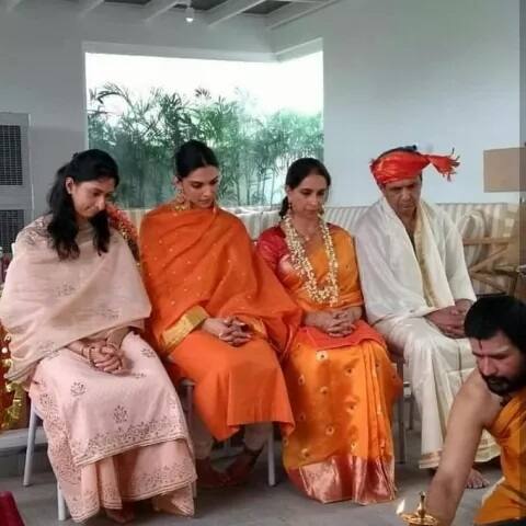  ਨੰਦੀ ਪੂਜਾ ਦੌਰਾਨ ਕਲਿੱਕ ਕੀਤੀ ਗਈ ਇਸ ਤਸਵੀਰ ਵਿੱਚ ਦੀਪਿਕਾ ਆਪਣੇ ਪਰਿਵਾਰ ਨਾਲ ਨਜ਼ਰ ਆ ਰਹੀ ਹੈ।