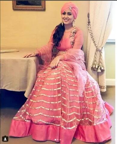 ਵਿਆਹ ਸਮਾਗਮਾਂ ਵਿੱਚ ਗਾਇਕਾ ਹਰਸ਼ਦੀਪ ਕੌਰ ਆਪਣੀ ਪੇਸ਼ਕਾਰੀ ਦੇਣ ਲਈ ਇਟਲੀ ਪੁੱਜੀ ਸੀ। ਇਹ ਤਸਵੀਰ ਹਰਸ਼ਦੀਪ ਕੌਰ ਨੇ ਸਾਂਝੀ ਕੀਤੀ ਹੈ।