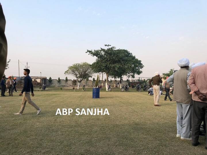 ਇਸ ਤਸਵੀਰ 'ਚ ਦਿਖਾਈ ਦੇ ਰਿਹਾ ਹੈ ਨਿਰੰਕਾਰੀ ਭਵਨ ਦਾ ਮੁੱਖ ਗੇਟ। ਇਸ ਗੇਟ ਤੋਂ ਹੀ ਨਕਾਬਪੋਸ਼ ਹਮਲਾਵਰ ਮੋਟਰਸਾਇਕਲ 'ਤੇ ਅੰਦਰ ਦਾਖ਼ਲ ਹੋਏ। ਮੋਟਰਸਾਇਕਲ ਭਵਨ ਦੇ ਅੰਦਰ ਦਾਖ਼ਲ ਕੀਤਾ। ਮੋਟਰਸਾਇਕਲ ਪਾਰਕ ਕਰਨ ਤੋਂ ਬਾਅਦ ਇੱਕ ਹਮਲਾਵਰ ਉੱਥੇ ਹੀ ਰੁਕਿਆ ਤੇ ਦੂਜੇ ਨੇ ਗ੍ਰੇਨੇਡ ਹਮਲੇ ਦੀ ਵਾਰਦਾਤ ਨੂੰ ਅੰਜਾਮ ਦਿੱਤਾ।
