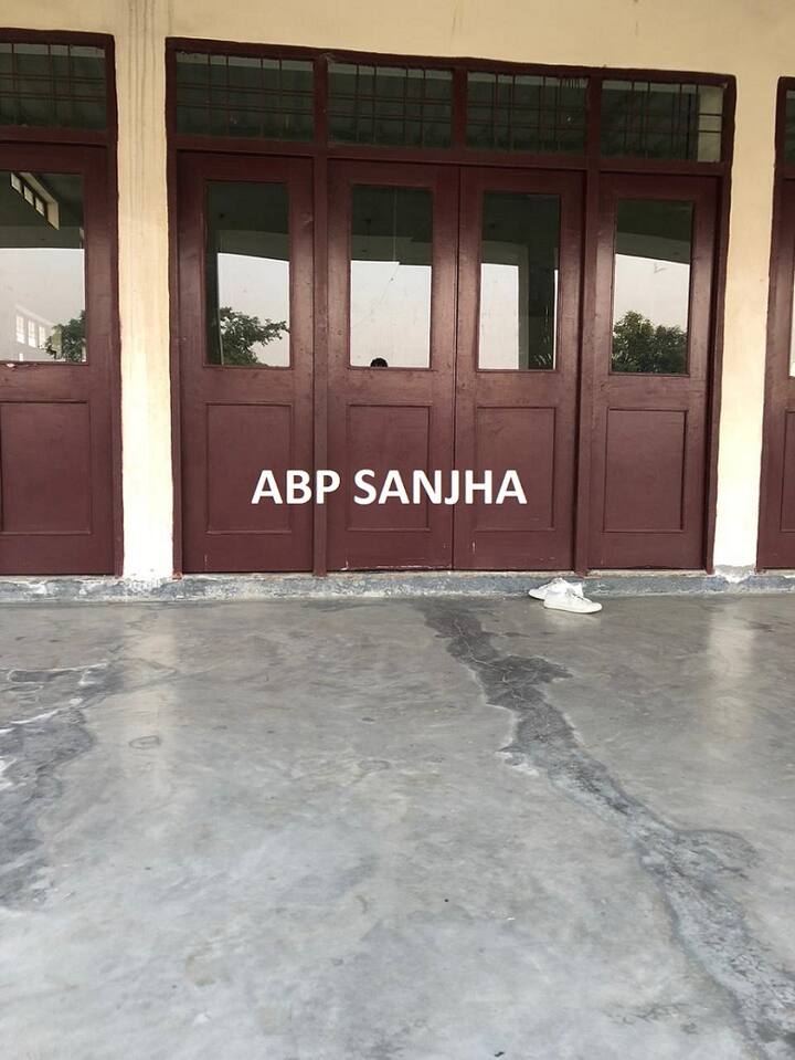ਇਹ ਹੈ ਭਵਨ ਦੇ ਹਾਲ ਦਾ ਉਹ ਗੇਟ ਜਿਸ ਰਾਹੀਂ ਹਮਲਾਵਰ ਦਾਖਲ ਹੋਇਆ ਤੇ ਗ੍ਰੇਨੇਡ ਹਮਲਾ ਕੀਤਾ। ਦੱਸਿਆ ਜਾ ਰਿਹਾ ਹੈ ਕਿ ਹਮਲਾਵਰ ਕੋਲ ਪਿਸਤੌਲ ਵੀ ਸੀ ਤੇ ਹਾਲ ਦੇ ਅੰਦਰ ਜਾਕੇ ਉਸਨੇ ਗ੍ਰੇਨੇਡ ਸੁੱਟਿਆ।