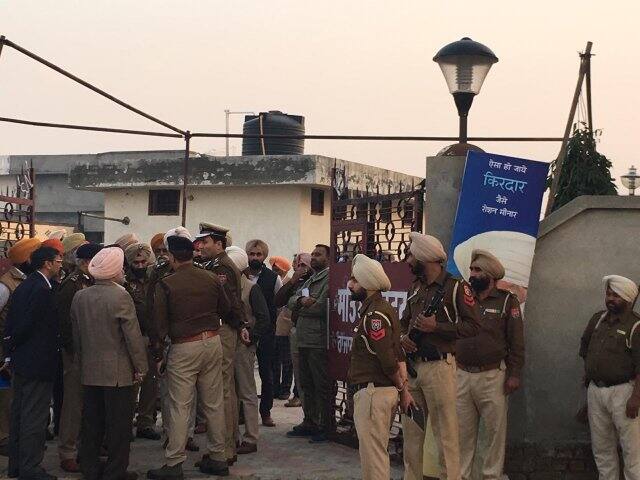 ਅੰਮ੍ਰਿਤਸਰ ਦੇ ਰਾਜਾਸਾਂਸੀ ਇਲਾਕੇ 'ਚ ਪੈਂਦੇ ਨਿਰੰਕਾਰੀ ਭਵਨ ਚ ਅੱਜ ਗ੍ਰੇਨੇਡ ਬਲਾਸਟ ਕੀਤਾ ਗਿਆ। ਇਸ ਧਮਾਕੇ 'ਚ ਤਿੰਨ ਮੌਤਾਂ ਹੋਈਆਂ ਜਦਕਿ 21 ਦੇ ਕਰੀਬ ਲੋਕ ਜ਼ਖ਼ਮੀ ਹੋਏ ਨੇੈ। ਏਬੀਪੀ ਸਾਂਝਾ ਤੇ ਦਿਖਾ ਰਹੇ ਹਾਂ ਉਹ ਤਸਵੀਰਾਂ ਜੋ ਇਸ ਹਮਲੇ ਦੀ ਸਾਜ਼ਿਸ਼ ਨੂੰ ਬੇਨਾਕਾਬ ਕਰਦੀਆਂ ਹਨ। ਇਨ੍ਹਾਂ ਤਸਵੀਰਾਂ ਰਾਹੀਂ ਸਾਰੀ ਕਹਾਣੀ ਬਿਆਨ ਹੁੰਦੀ ਹੈ ਕਿ ਕਿਵੇਂ ਹਮਲਾਵਰਾਂ ਨੇ ਬੇਖ਼ੌਫ ਹੋਕੇ ਇਸ ਵਾਰਦਾਤ ਨੂੰ ਅੰਜਾਮ ਦਿੱਤਾ।