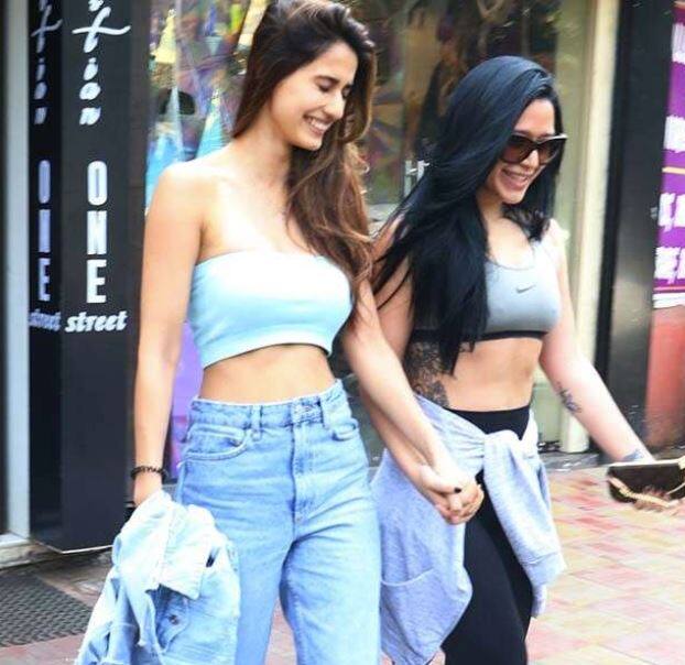 ਜਦੋਂ ਇਹ ਤਿੰਨੇ ਇਕੱਠੇ ਰੈਸਟੋਰੈਂਟ ‘ਚ ਆਏ ਤਾਂ ਮੀਡੀਆ ਕੈਮਰਿਆਂ ਨੇ ਉਨ੍ਹਾਂ ਨੂੰ ਘੇਰ ਲਿਆ। ਇਸ ਮੌਕੇ ਦਿਸ਼ਾ ਤੇ ਕ੍ਰਿਸ਼ਨਾ ਇੱਕ-ਦੂਜੇ ਦੇ ਹੱਥ ਫੜ੍ਹ ਤੁਰਦੀਆਂ ਨਜ਼ਰ ਆਈਆਂ।