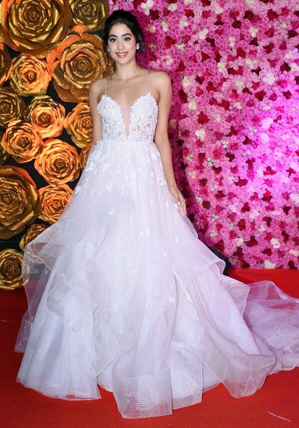 ਇਸ ਐਵਾਰਡ ਨਾਈਟ ‘ਚ ਜਾਨ੍ਹਵੀ ਕਪੂਰ ਕਿਸੇ ਰਾਜਕੁਮਾਰੀ ਤੇ ਕਰੀਨਾ ਕਪੂਰ ਕਿਸੇ ਪਰੀ ਤੋਂ ਘੱਟ ਨਹੀਂ ਲੱਗ ਰਹੀ ਸੀ।