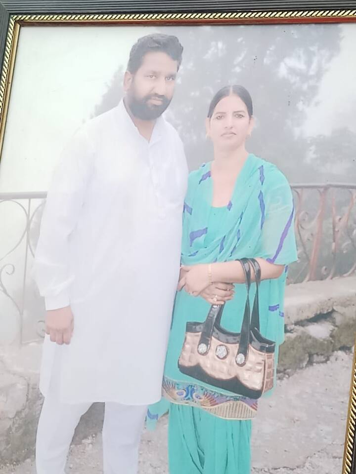ਸੁਖਦੇਵ ਕੱਪੜੇ ਦੀ ਫੇਰੀ ਦਾ ਕੰਮ ਕਰਦਾ ਸੀ ਤੇ ਹਰ ਐਤਵਾਰ ਸਤਿਸੰਗ ਵਿੱਚ ਜਾਂਦਾ ਸੀ। ਸੁਖਦੇਵ ਆਪਣੇ ਪਿੱਛੇ ਪਤਨੀ ਤੇ ਇਕਲੌਤੀ ਬੇਟੀ ਛੱਡ ਗਿਆ ਹੈ। ਸੁਖਦੇਵ ਦੀ ਬੇਟੀ ਰੂਪਿਕਾ ਨਿਊਜ਼ੀਲੈਂਡ ਵਿੱਚ ਪੜ੍ਹਦੀ ਹੈ। ਪਿਤਾ ਦੀ ਮੌਤ ਦੀ ਖਬਰ ਸੁਣ ਕੇ ਉਹ ਵੀ ਸ਼ਾਮ ਨੂੰ ਅੰਮ੍ਰਿਤਸਰ ਪੁੱਜੇਗੀ। ਇਸ ਤੋਂ ਬਾਅਦ ਹੀ ਉਸ ਦਾ ਅੰਤਿਮ ਸੰਸਕਾਰ ਕੀਤਾ ਜਾਵੇਗਾ।