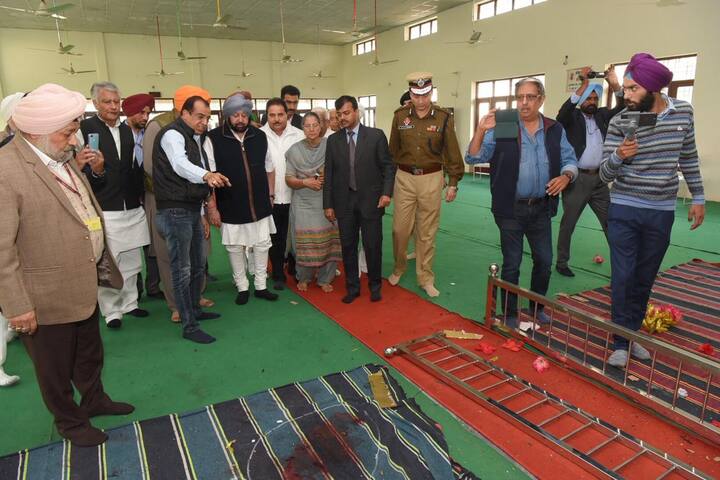 ਇਸ ਮੌਕੇ ਉਨ੍ਹਾਂ ਨਾਲ ਸਿੱਖਿਆ ਮੰਤਰੀ ਓਪੀ ਸੋਨੀ, ਕੈਬਨਿਟ ਮੰਤਰੀ ਨਵਜੋਤ ਸਿੰਘ ਸਿੱਧੂ, ਗੁਰਜੀਤ ਔਜਲਾ, ਕਾਂਗਰਸ ਪ੍ਰਧਾਨ ਸੁਨੀਲ ਜਾਖੜ ਤੇ ਹਰਪ੍ਰਤਾਪ ਅਜਨਾਲਾ ਵੀ ਹਾਜ਼ਰ ਸਨ।