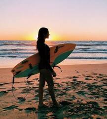 16 ਸਾਲ ਦੀ ਉਮਰ \'ਚ ਹੀ ਨੈਸ਼ਨਲ ਸਰਫਿੰਗ ਚੈਂਪੀਅਨ ਬਣ ਗਈ ਇਹ ਮੁਟਿਆਰ