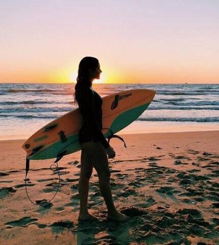 ਸਮੁੰਦਰ ਦੀਆਂ ਲਹਿਰਾਂ ਦੀ ਸਵਾਰੀ ਯਾਨੀ ਸਰਫਿੰਗ ਨੂੰ ਬਹੁਤ ਸਾਰੇ ਲੋਕ ਇੱਕ ਸ਼ੌਕ ਸਮਝਦੇ ਹਨ, ਪਰ ਇਹ ਵੀ ਇੱਕ ਖੇਡ ਹੈ। ਹੋਰਨਾਂ ਵਾਂਗ ਇਸ ਦੇ ਵੀ ਵਿਸ਼ੇਸ਼ ਮੁਕਾਬਲੇ ਹੁੰਦੇ ਹਨ ਤੇ ਚੈਂਪੀਇਨ ਵੀ ਬਣਦੇ ਹਨ। 