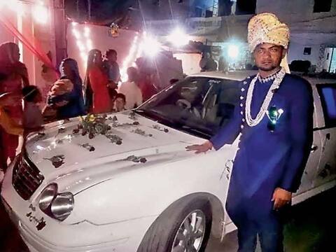 ਝੁੱਗੀ ’ਚ ਰਹਿਣ ਵਾਲੇ ਨੇ ਪੁੱਤ ਦੀ ਬਾਰਾਤ ’ਚ ਲਿਆਂਦੀ 3 ਕਰੋੜ ਦੀ ਲਿਮੋਜ਼ਿਨ ਝੁੱਗੀ ’ਚ ਰਹਿਣ ਵਾਲੇ ਨੇ ਪੁੱਤ ਦੀ ਬਾਰਾਤ ’ਚ ਲਿਆਂਦੀ 3 ਕਰੋੜ ਦੀ ਲਿਮੋਜ਼ਿਨ