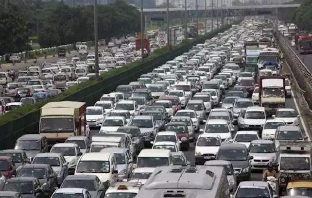 Farmers clinging to the borders of the capital, the whole traffic system of Delhi is tangled ਰਾਜਧਾਨੀ ਦੀਆਂ ਹੱਦਾਂ 'ਤੇ ਡਟੇ ਕਿਸਾਨ, ਉਲਝ ਗਿਆ ਦਿੱਲੀ ਦਾ ਸਾਰਾ ਤਾਣਾ-ਬਾਣਾ