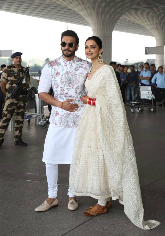ਬਾਲੀਵੁੱਡ ਦੀ ਨਵਵਿਆਹੀ ਜੋੜੀ ਰਣਵੀਰ-ਦੀਪਿਕਾ ਅੱਜ ਸਵੇਰੇ 9 ਵਜੇ ਹੀ ਆਪਣੇ ਵਿਆਹ ਦੀ ਪਹਿਲੀ ਪਾਰਟੀ ਲਈ ਮੁੰਬਈ ਤੋਂ ਬੈਂਗਲੁਰੂ ਰਵਾਨਾ ਹੋ ਗਏ। ਦੋਨਾਂ ਨੂੰ ਮੁੰਬਈ ਏਅਰਪੋਰਟ ‘ਤੇ ਵੇਖਿਆ ਗਿਆ।