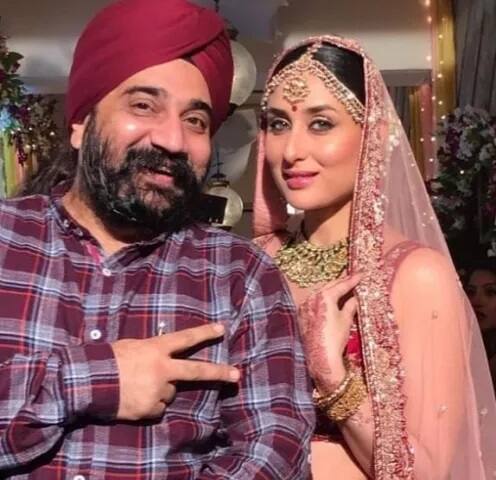 ਦੂਜੇ ਪਾਸੇ ਕਰੀਨਾ ਪੈਸ਼ਨ ਫਿਲਮ ਪ੍ਰੋਡਕਸਨ ਹਾਊਸ ਦੇ ਮਾਲਕ ਰਿੱਕੀ ਸਿੰਘ ਬੇਦੀ ਨਾਲ ਨਜ਼ਰ ਆ ਰਹੀ ਹੈ।