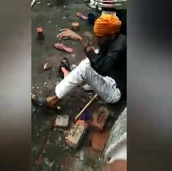 ਸਪੀਕਰ ਦੀ ਵੱਧ ਆਵਾਜ਼ ਲਈ ਟੋਕਣ 'ਤੇ ਪਰਵਾਸੀਆਂ ਨੇ ਕੀਤੀ ਸਿੱਖ ਨਾਲ ਕੁੱਟਮਾਰ, ਵੀਡੀਓ ਵਾਇਰਲ