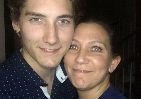 ਮਾਂ ਦੀ ਸੈਲਫੀ ਨੇ ਬੇਟੇ ਨੂੰ ਜੇਲ੍ਹ ਦੀ ਹਵਾ ਖਾਣ ਤੋਂ ਬਚਾਇਆ ਮਾਂ ਦੀ ਸੈਲਫੀ ਨੇ ਬੇਟੇ ਨੂੰ ਜੇਲ੍ਹ ਦੀ ਹਵਾ ਖਾਣ ਤੋਂ ਬਚਾਇਆ