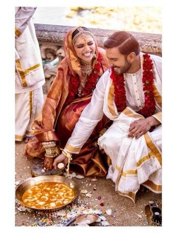 ਅੱਗੇ ਦੇਖੋ ਦੋਵਾਂ ਵੱਲੋਂ ਕੀਤੀਆਂ ਗਈਆਂ ਵਿਆਹ ਦੀਆਂ ਰਸਮਾਂ ਦੀਆਂ ਬੇਹੱਦ ਖ਼ਾਸ ਤਸਵੀਰਾਂ। 