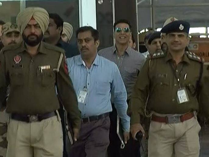 SIT ਅੱਗੇ ਪੇਸ਼ ਹੋਣ ਲਈ ਚੰਡੀਗੜ੍ਹ ਪਹੁੰਚੇ ਅਕਸ਼ੈ Akshay Kumar arrives in Chandigarh to meet Probe Team for Sacrilege Cases SIT ਅੱਗੇ ਪੇਸ਼ ਹੋਣ ਲਈ ਚੰਡੀਗੜ੍ਹ ਪਹੁੰਚੇ ਅਕਸ਼ੈ