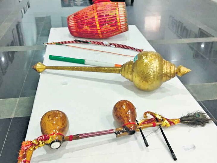 ਨੈਸ਼ਨਲ ਗੈਲਰੀ ਆਨ ਮੌਡਰਨ ਆਰਟ ਇੰਡੀਆ ਗੇਟ ਗੋਲ ਚੱਕਰ ਵਿੱਚ ਪੀਐਮ ਦੇ ਤੋਹਫਿਆਂ ਦੀ ਪ੍ਰਦਰਸ਼ਨੀ ਲਾਈ ਗਈ ਹੈ। ਗੈਲਰੀ ਦੀ ਨਿਰਦੇਸ਼ਕ ਰਿਤੂ ਸ਼ਰਮਾ ਨੇ ਦੱਸਿਆ ਕਿ ਸਾਰੇ ਤੋਹਫੇ ਪੀਐਮਓ ਤੋਂ ਮੁੱਢਲੀ ਕੀਮਤ ਤੈਅ ਕਰਕੇ ਆਏ ਹਨ। ਇਹ ਪਹਿਲਾ ਮੌਕਾ ਹੈ ਜਦੋਂ ਪੀਐਮ ਦੇ ਤੋਹਫਿਆਂ ਦੀ ਨੀਲਾਮੀ ਕੀਤੀ ਜਾਏਗੀ ਤੇ ਸਾਰਾ ਪੈਸਾ ਕਲਿਆਣ ਦੇ ਕੰਮਾਂ ਲਈ ਵਰਤਿਆ ਜਾਏਗਾ।