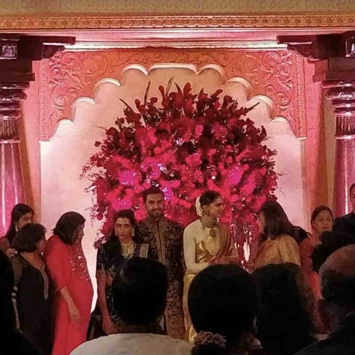 ਮਹਿਮਾਨਾਂ ਦੀ ਭੀੜ ਨੂੰ ਮਿਲਦੀ ਨਵ-ਵਿਆਹੀ ਜੋੜੀ ਤੇ ਉਨ੍ਹਾਂ ਦੀਆਂ ਦੁਆਵਾਂ ਕਬੂਲ ਕਰਦੇ ਹੋਏ।