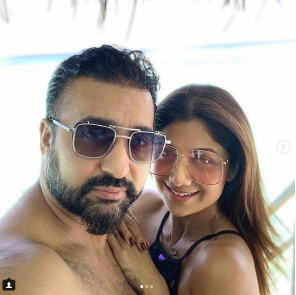 ਸ਼ਿਲਪਾ ਦੀਆਂ ਤਸਵੀਰਾਂ ਨੂੰ ਦੇਖ ਕੇ ਕੋਈ ਵੀ ਉਸ ਦੀ ਫਿਟਨੈੱਸ ਦਾ ਦੀਵਾਨਾ ਹੋ ਜਾਵੇਗਾ। ਇਸ ਦੌਰਾਨ ਉਹ ਪਤੀ ਰਾਜ ਕੁੰਦਰਾ ਨਾਲ ਵੀ ਖੂਬ ਪੋਜ਼ ਦਿੰਦੀ ਹੋਈ ਨਜ਼ਰ ਆਈ।