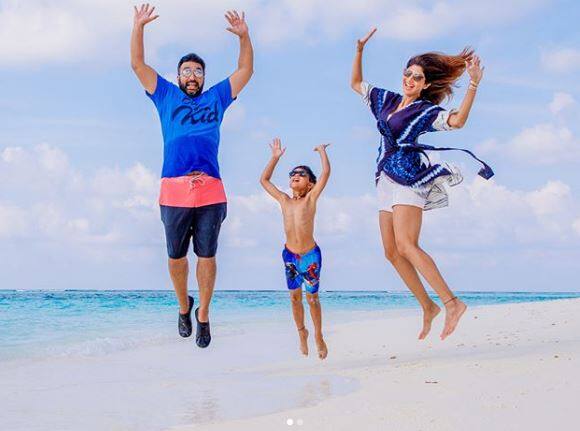 ਸ਼ਿਲਪਾ ਮਾਲਦੀਪ ‘ਚ ਬਿਕਨੀ ‘ਚ ਨਜ਼ਰ ਆਈ ਜਿਸ ਦੀਆਂ ਤਸਵੀਰਾਂ ਨੂੰ ਉਸ ਨੇ ਆਪਣੇ ਇੰਸਟਾਗ੍ਰਾਮ ‘ਤੇ ਸ਼ੇਅਰ ਕੀਤਾ ਹੈ।