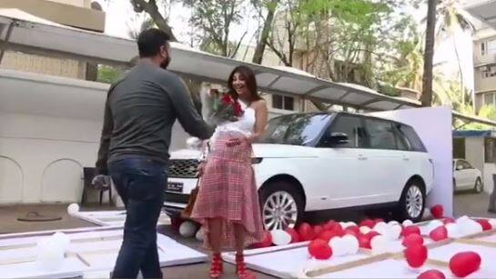 ਰਾਜ ਕੁੰਦਰਾ ਨੇ ਆਪਣੀ 9ਵੀ ਵਰ੍ਹੇਗੰਢ ਮੌਕੇ ‘ਤੇ ਸ਼ਿਲਪਾ ਨੂੰ ਇੱਕ ਲਗਜ਼ਰੀ ਕਾਰ ਗਿਫਟ ਕੀਤੀ ਹੈ ਜਿਸਦਾ ਵੀਡੀਓ ਵੀ ਸ਼ਿਲਪਾ ਨੇ ਸੋਸ਼ਲ ਮੀਡੀਆ ‘ਤੇ ਸ਼ੇਅਰ ਕੀਤਾ ਸੀ।