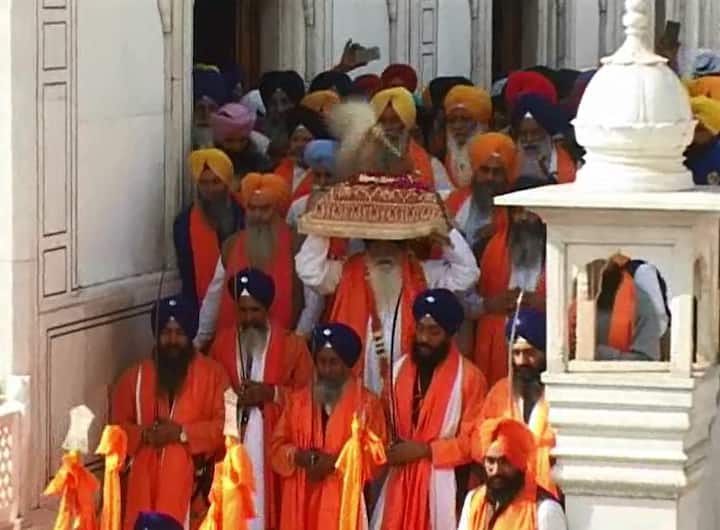 ਅੰਮ੍ਰਿਤਸਰ: ਸਿੱਖ ਕੌਮ ਦੇ ਬਾਨੀ ਸ੍ਰੀ ਗੁਰੂ ਨਾਨਕ ਦੇਵ ਜੀ ਦੇ 549ਵੇਂ ਪ੍ਰਕਾਸ਼ ਗੁਰਪੁਰਬ ਨੂੰ ਸਮਰਪਿਤ ਇਕ ਆਲੌਕਿਕ ਨਗਰ ਕੀਰਤਨ ਅੱਜ ਗੁਰੂ ਨਗਰੀ ਅੰਮ੍ਰਿਤਸਰ ਵਿਖੇ ਸ਼੍ਰੋਮਣੀ ਕਮੇਟੀ ਵੱਲੋਂ ਸੰਗਤਾਂ ਦੇ ਸਹਿਯੋਗ ਨਾਲ ਸਜਾਇਆ ਗਿਆ। 