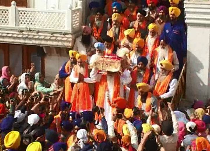 ਸ੍ਰੀ ਗੁਰੂ ਗ੍ਰੰਥ ਸਾਹਿਬ ਦੀ ਛਤਰਛਾਇਆ ਅਤੇ ਪੰਜ ਪਿਆਰਿਆਂ ਦੀ ਅਗਵਾਈ ਹੇਠ ਇਹ ਰਿਵਾਇਤੀ ਨਗਰ ਕੀਰਤਨ ਅਰਦਾਸ ਉਪਰੰਤ ਸ੍ਰੀ ਅਕਾਲ ਤਖ਼ਤ ਸਾਹਿਬ ਤੋਂ ਜੈਕਾਰਿਆਂ ਦੀ ਗੂੰਜ 'ਚ ਆਰੰਭ ਹੋਇਆ। 