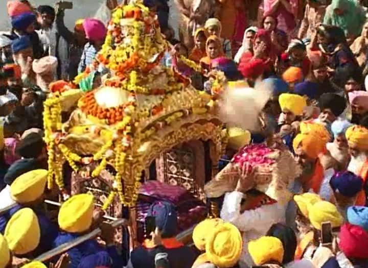 ਨਗਰ ਕੀਰਤਨ ਵਿਚ ਸ਼ਬਦੀ ਧੁਨਾਂ ਵਜਾਉਂਦੀਆਂ ਬੈਂਡ ਪਾਰਟੀਆਂ, ਖ਼ਾਲਸਾਈ ਜਾਹੋ-ਜਲਾਲ ਦਿਖਾਉਂਦੀਆਂ ਗਤਕਾ ਪਾਰਟੀਆਂ, ਸ਼ਬਦੀ ਜਥੇ ਗੁਰੂ ਜਸ ਗਾਇਨ ਕਰਦੀਆਂ ਸੰਗਤਾਂ ਵੱਡੀ ਗਿਣਤੀ ਵਿੱਚ ਸ਼ਾਮਿਲ ਹੋਈਆਂ। 