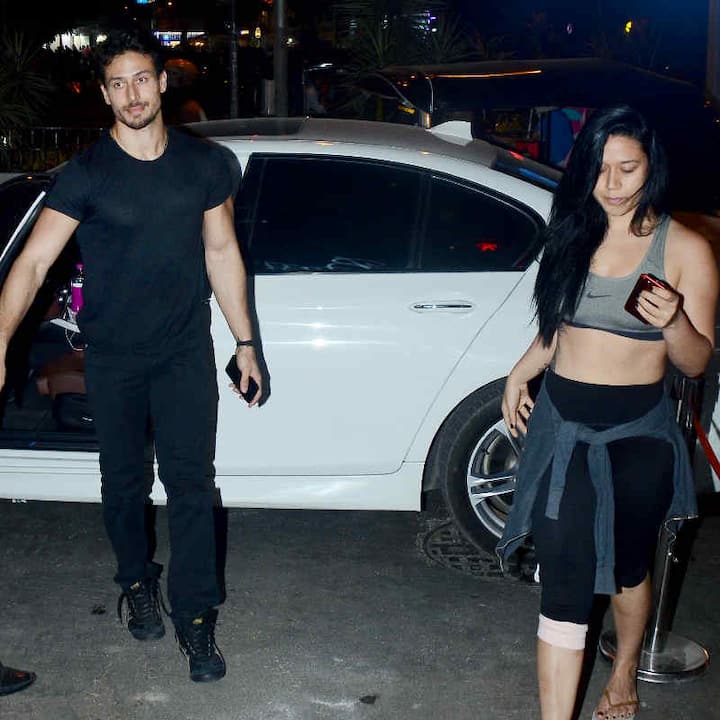 ‘ਬਾਗੀ-2’ ਸਟਾਰ ਟਾਈਗਰ ਸ਼ਰੌਫ ਆਪਣੀ ਭੈਣ ਕ੍ਰਿਸ਼ਨਾ ਸ਼ਰੌਫ ਨਾਲ ਬਾਂਦਰਾ ‘ਚ ਨਜ਼ਰ ਆਏ ਜਿੱਥੇ ਕਾਰ ਵਿੱਚੋਂ ਨਿਕਲਦੇ ਹੀ ਮੀਡੀਓ ਦੇ ਕੈਮਰਿਆਂ ਨੇ ਘੇਰ ਲਿਆ।