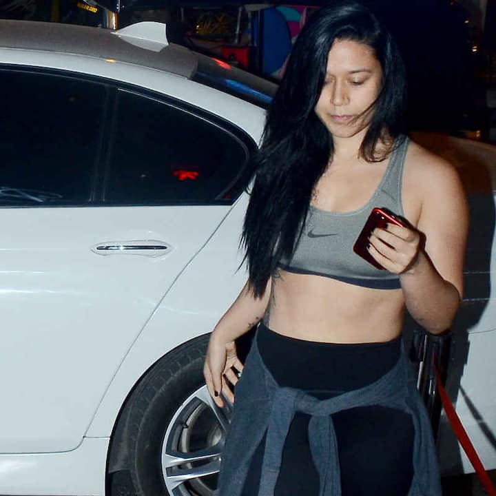 ਕ੍ਰਿਸ਼ਨਾ ਸੋਸ਼ਲ ਮੀਡੀਆ ‘ਤੇ ਕਾਫੀ ਐਕਟਿਵ ਹੈ। ਇੱਥੇ ਸਪੌਟ ਹੋਏ ਭੈਣ-ਭਰਾ ਦੀ ਜੋੜੀ ਨੇ ਮੀਡੀਆ ਨੂੰ ਕੋਈ ਪੋਜ਼ ਨਹੀਂ ਦਿੱਤੇ।