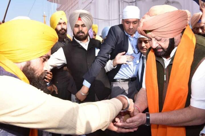 ਸਾਬਕਾ ਪ੍ਰਧਾਨ ਮੰਤਰੀ ਨੇ ਦੇਸ਼ ਨੂੰ ਫਿਰਕੂ ਲੀਹ ’ਤੇ ਵੰਡਣ ਦੀ ਕੋਸ਼ਿਸ਼ ਵਿਰੁੱਧ ਲੋਕਾਂ ਨੂੰ ਸੁਚੇਤ ਕਰਦਿਆਂ ਲੋਕਾਂ ਨੂੰ ਜਾਤ, ਰੰਗ, ਨਸਲ, ਧਰਮ ਤੋਂ ਉਪਰ ਉਠ ਕੇ ਸਾਲ ਭਰ ਚੱਲਣ ਵਾਲੇ ਸਮਾਰੋਹਾਂ ਵਿੱਚ ਪੂਰੇ ਉਤਸ਼ਾਹ ਨਾਲ ਸ਼ਮੂਲੀਅਤ ਕਰਨ ਦਾ ਸੱਦਾ ਦਿੱਤਾ।