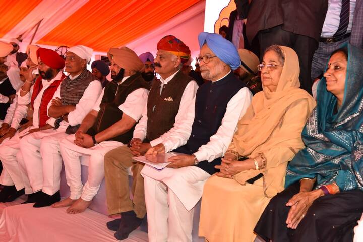 ਕੈਪਟਨ ਅਮਰਿੰਦਰ ਸਿੰਘ ਨੇ ਕਰਤਾਰਪੁਰ ਲਾਂਘੇ ਨੂੰ ਵਿਕਸਤ ਕਰਨ ਬਾਰੇ ਕੇਂਦਰ ਸਰਕਾਰ ਦੇ ਫੈਸਲੇ ’ਤੇ ਵੀ ਪੰਜਾਬੀਆਂ ਨੂੰ ਵਧਾਈ ਦਿੰਦਿਆਂ ਕਿਹਾ ਕਿ ਪੰਜਾਬ ਦੀ ਚਿਰੋਕਣੀ ਮੰਗ 26 ਨਵੰਬਰ ਨੂੰ ਉਸ ਵੇਲੇ ਪੂਰੀ ਹੋ ਜਾਵੇਗੀ, ਜਦੋਂ ਉਹ ਤੇ ਭਾਰਤ ਦੇ ਰਾਸ਼ਟਰਪਤੀ ਇਸ ਲਾਂਘੇ ਦਾ ਨੀਂਹ ਪੱਥਰ ਰੱਖਣਗੇ।