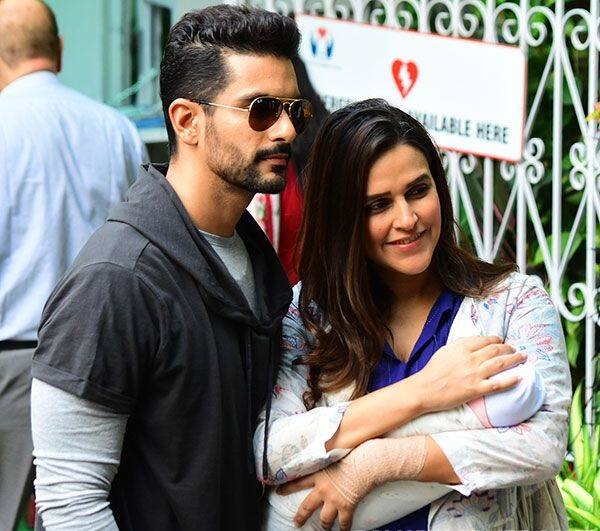 ਨੇਹਾ-ਅੰਗਦ ਨੇ ਬੇਟੀ ਦਾ ਨਾਂਅ ਮਿਹਰ ਰੱਖਿਆ ਹੈ, ਜਿਸ ਦੀ ਪਹਿਲੀ ਤਸਵੀਰ ਨੂੰ ਸਾਬਕਾ ਕ੍ਰਿਕੇਟਰ ਦਾਦਾ ਬਿਸ਼ਨ ਸਿੰਘ ਬੇਦੀ ਨੇ ਸ਼ੇਅਰ ਕੀਤਾ ਸੀ। ਜਦਕਿ ਨੇਹਾ ਨੇ ਮਹਿਰ ਦੇ ਪੈਰਾਂ ਦੀ ਫ਼ੋਟੋ ਨੂੰ ਸ਼ੇਅਰ ਕੀਤਾ ਸੀ।