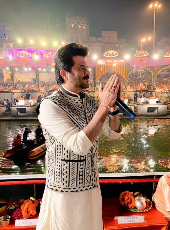 ਬਾਲੀਵੁੱਡ ਦੇ ਹਰਫ਼ਨਮੌਲਾ ਅਦਾਕਾਰ ਅਨਿਲ ਕਪੂਰ ਸ਼ੁੱਕਰਵਾਰ ਨੂੰ ਬਨਾਰਸ ‘ਚ ਦੇਵ ਦੀਵਾਲੀ ਮਨਾਉਣ ਪਹੁੰਚੇ। ਇੱਥੇ ਉਨ੍ਹਾਂ ਗੰਗਾ ਆਰਤੀ ‘ਚ ਵੀ ਹਿੱਸਾ ਲਿਆ ਅਤੇ ਕਾਸ਼ੀਵਾਸੀਆਂ ਨੂੰ ਇਸ ਤਿਓਹਾਰ ਦੀ ਵਧਾਈ ਦਿੱਤੀ।